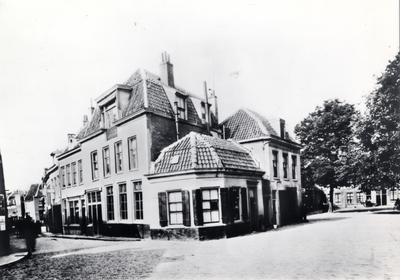 600955 Gezicht in de Rozenstraat (links) te Utrecht met rechts het Jacobskerkhof.
